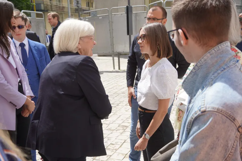 Catherine Vautrin découvre les dispositifs VigilanS et VigiteenS au Point Écoute Jeunes de Reims